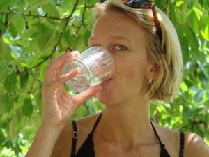 Att dricka rent vatten är alltid en lyx. Här vatten från bulgarisk källa.